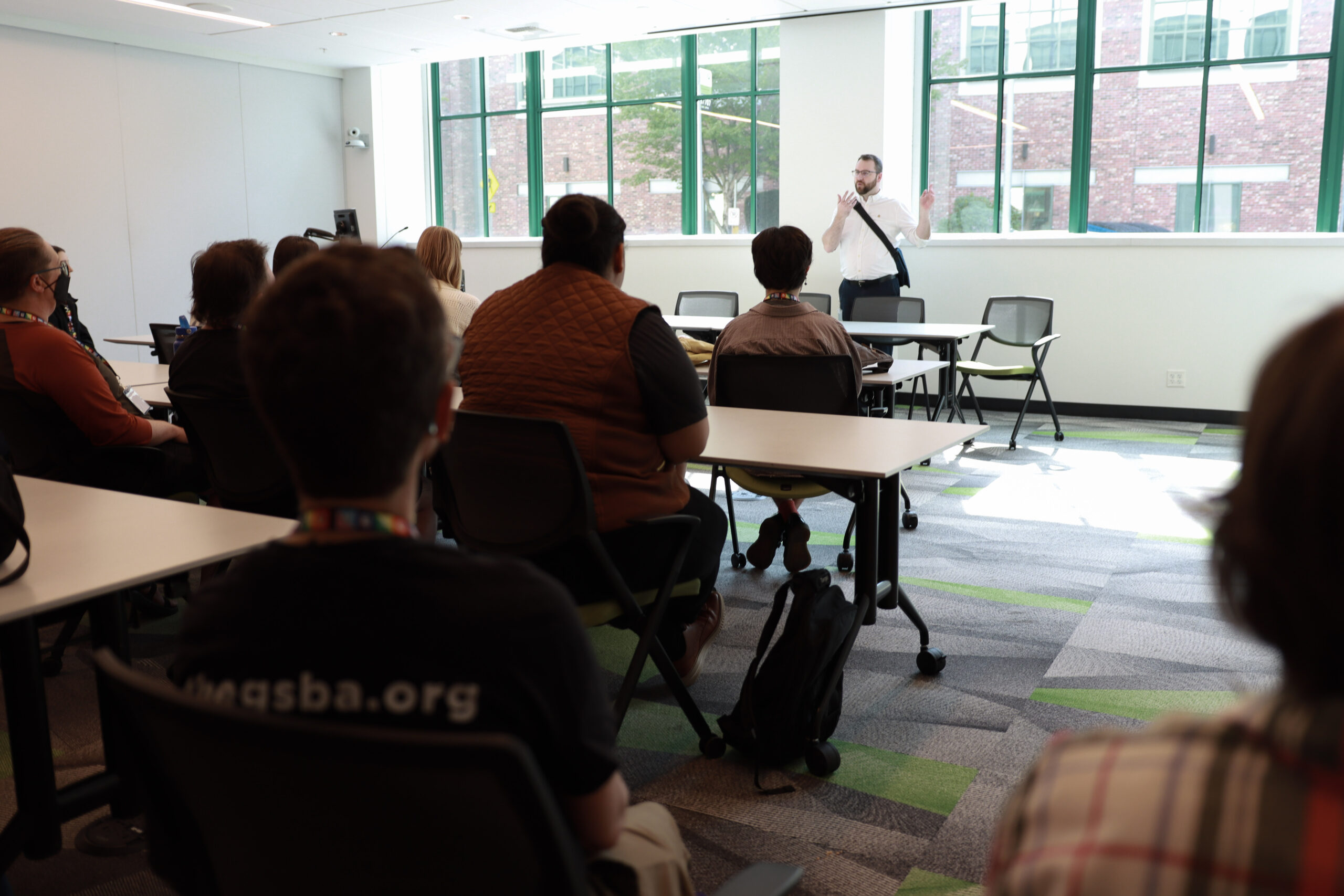 Matt Landers, Fred Hutch Policy Advisor, talks to scholars to prep them for their tour